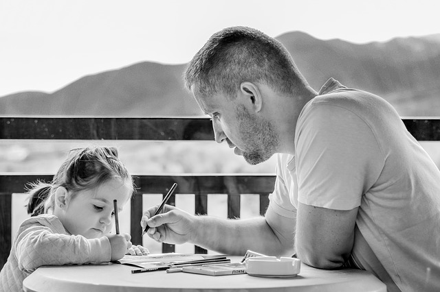otec píše s holčičkou